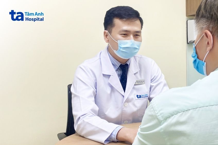 Bác sĩ Phúc tư vấn cho ông Minh.