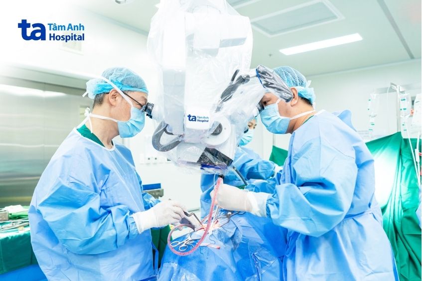 Bác sĩ Tấn Sĩ dùng kính vi phẫu AI Kinevo 900 bóc tách khối u cho chị Trang.