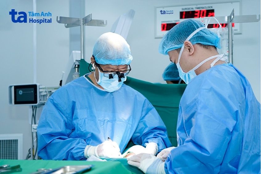 Bác sĩ Trông (trái) và bác sĩ Hiếu đang phẫu thuật cho bệnh nhân Hoàng.