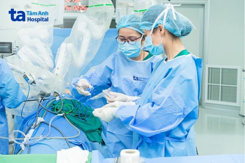 Bác sĩ lấy mẫu bệnh phẩm đi sinh thiết lạnh để xác định bản chất u.