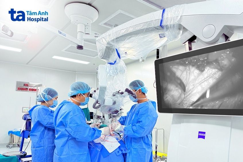 Bác sĩ phẫu thuật giải áp, ngăn tiến triển rỗng tuỷ cho Minh.