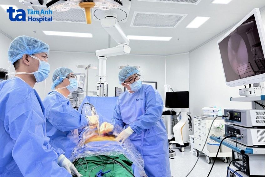 Bác sĩ phẫu thuật lấy nhân đệm thoát vị cho ông Sỹ bằng kỹ thuật nội soi UBE.