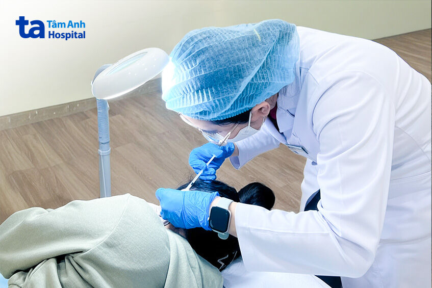 Bác sĩ tiêm hoạt chất triamcinolone trị sẹo lồi cho chị thi