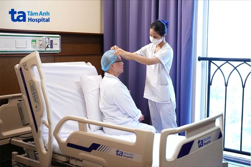 Điều dưỡng khoa Ngoại Thần kinh Cột sống kiểm tra vết mổ cho người bệnh.