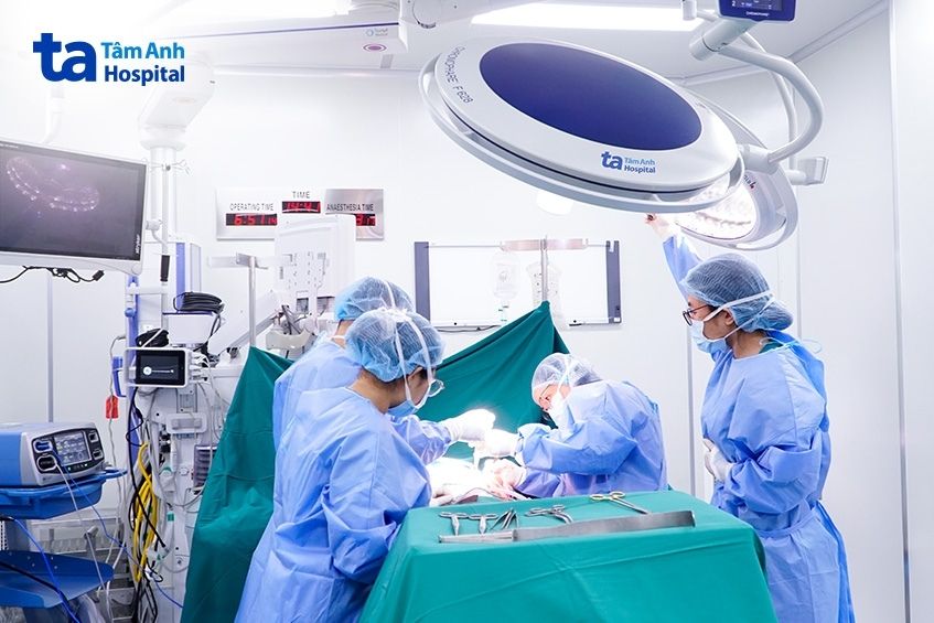 Ê-kip bác sĩ khoa Ngoại Vú - Đầu Mặt Cổ Bệnh viện Đa khoa Tâm Anh TP.HCM phẫu thuật cho bệnh nhân Ánh.