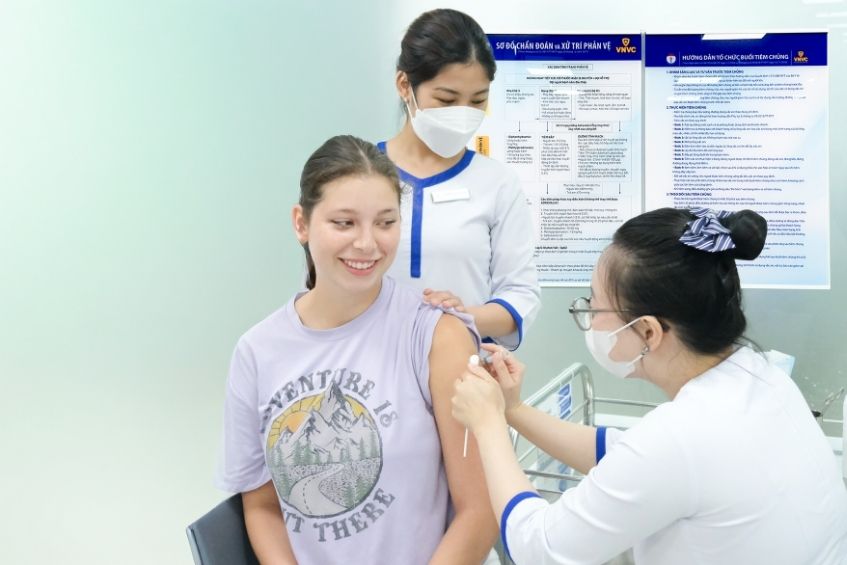 Người nước ngoài tiêm vắc xin phòng bệnh tại Hệ thống Tiêm chủng VNVC. 