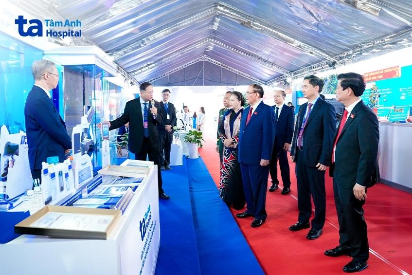 PGS.TS.BS Trần Quang Bính - Giám đốc chuyên môn Hệ thống BVĐK Tâm Anh TP.HCM giới thiệu hệ sinh thái y tế công nghệ cao Bệnh viện Tâm Anh - Vắc xin VNVC đến nguyên Tổng Bí thư Nông Đức Mạnh, nguyên Chủ tịch Quốc hội Nguyễn Thị Kim Ngân cùng các lãnh đạo, nguyên lãnh đạo Đảng và Nhà nước đã tham quan gian triển lãm.
