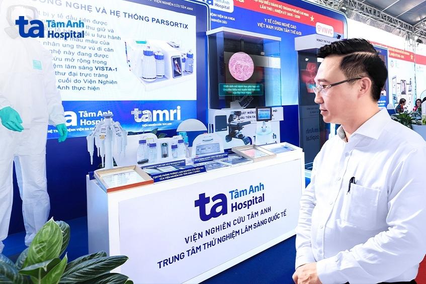 Phó bí thư Thành ủy TP.HCM Đặng Minh Thông tham gian cụm trưng bày mô phỏng các phòng Labo nghiên cứu hiện đại đạt chuẩn quốc tế của Viện nghiên cứu Tâm Anh (TAMRI), nơi hiện đang thực hiện 33 đề tài nghiên cứu quốc tế và trong nước với các đối tác hàng đầu thế giới về y dược.