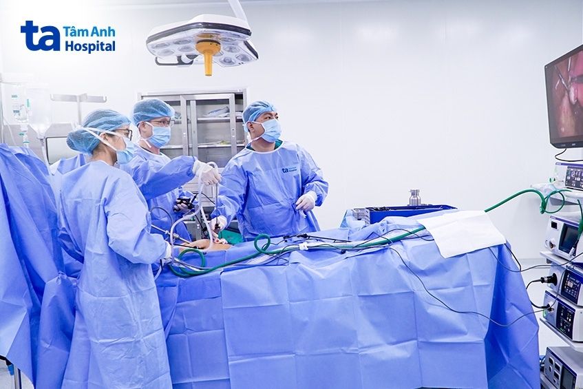 Sau cuộc mổ ung thư vú, bệnh nhân Ánh tiếp tục được ê-kip bác sĩ mổ nội soi cắt buồng trứng để phòng nguy cơ tái phát.