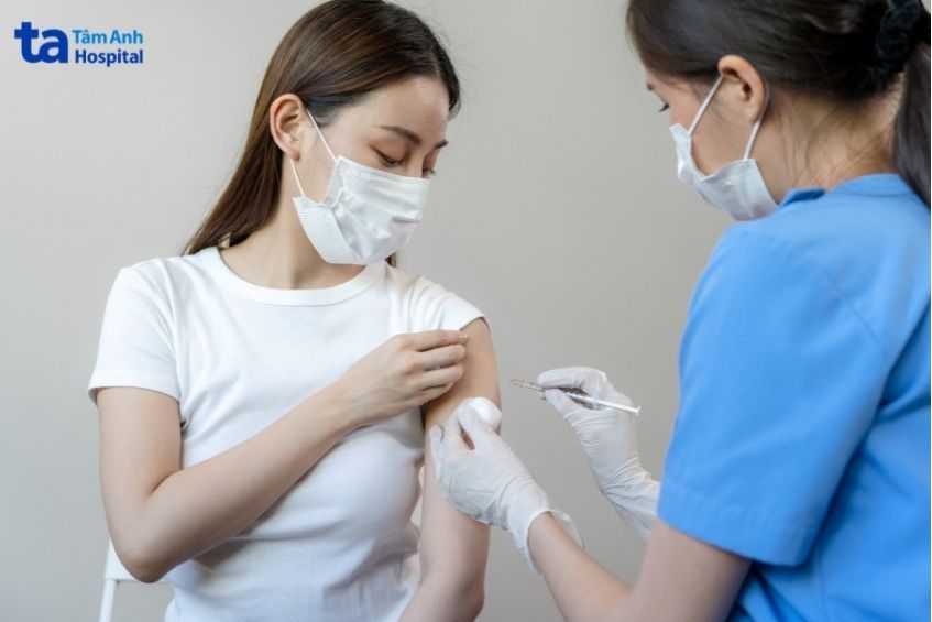 Tiêm vaccine như HPV, viêm gan B,... là một trong những cách phòng ngừa khối u lành tính liên quan đến virus.