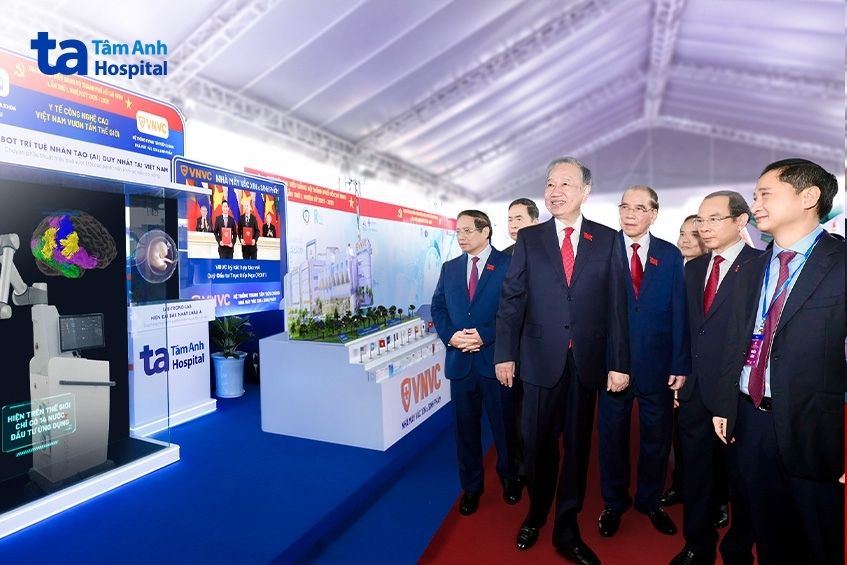 Tổng Bí thư Tô Lâm và các lãnh đạo, nguyên lãnh đạo Đảng và Nhà nước tham quan không gian triển lãm hệ sinh thái Bệnh viện Tâm Anh - Vắc xin VNVC.