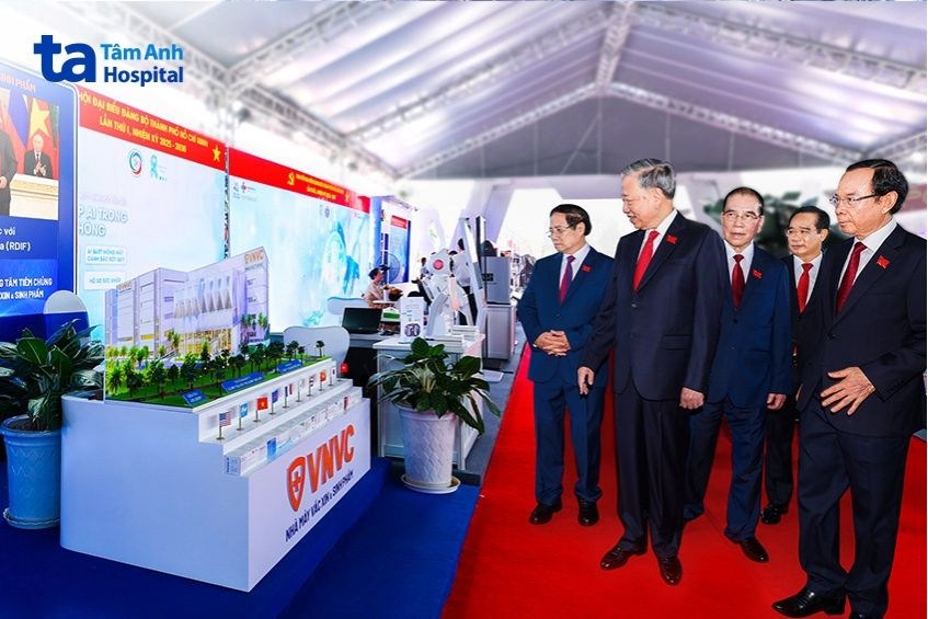 Tổng Bí thư Tô Lâm và các lãnh đạo, nguyên lãnh đạo Đảng và Nhà nước tham quan không gian triển lãm hệ sinh thái Bệnh viện Tâm Anh - Vắc xin VNVC. 