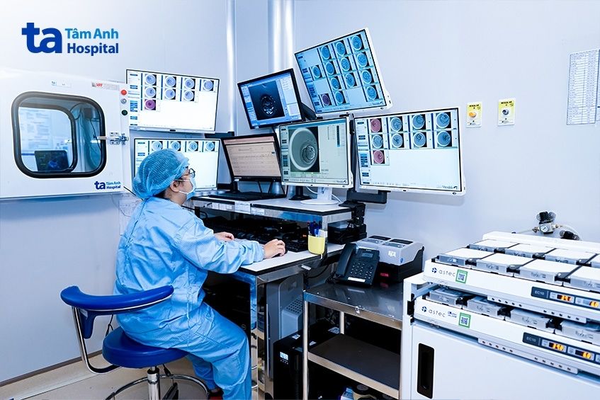 Trung tâm Hỗ trợ sinh sản BVĐK Tâm Anh đầu tư hệ thống labo phôi học với trang thiết bị hiện đại, tích hợp tuệ nhân tạo (AI) tiên tiến hàng đầu thế giới, giúp tối ưu tỷ lệ có thai cộng dồn trong thụ tinh ống nghiệm. 
