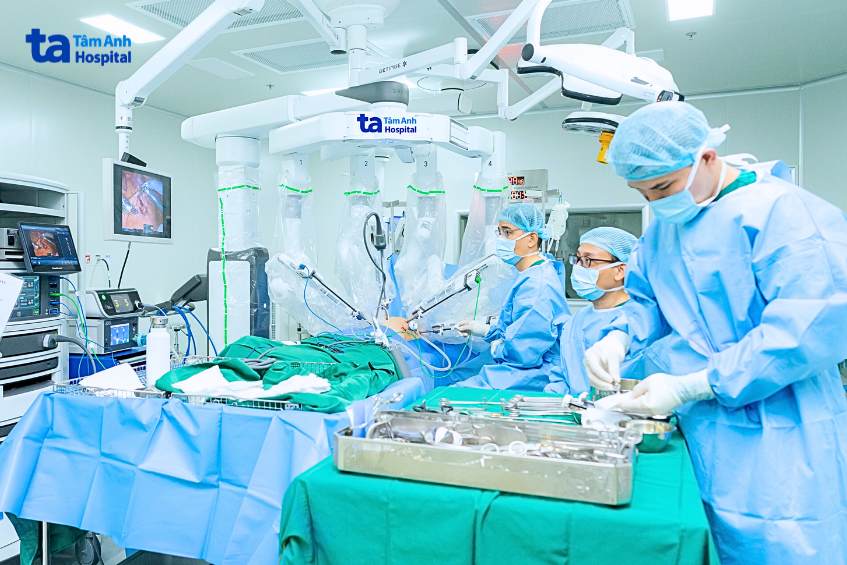 bà katerina tarasova ấn tượng với robot da vinci xi