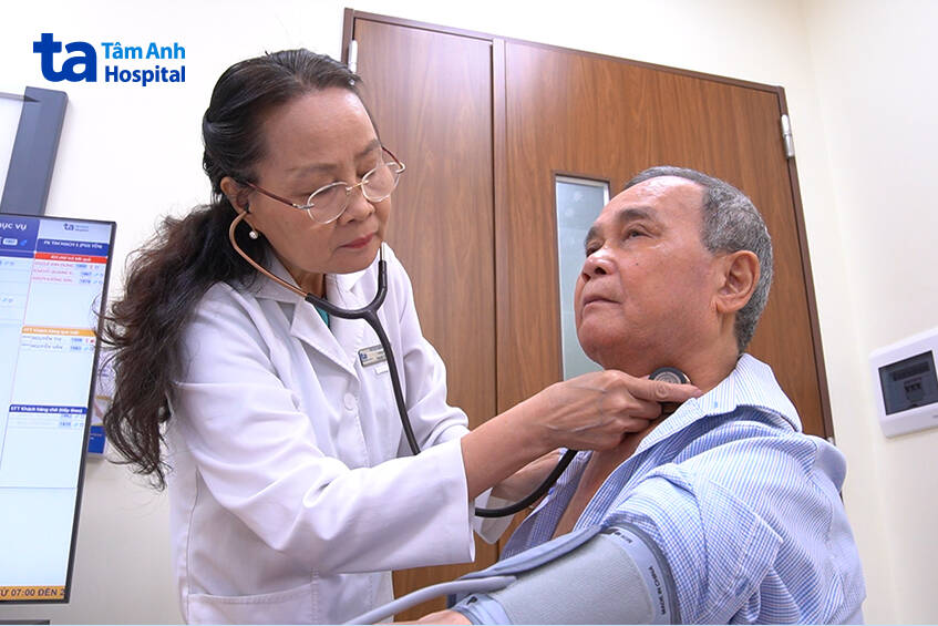 TTND.PGS.TS.BS Nguyễn Thị Bạch Yến, Trưởng khoa Tim mạch thăm khám cho bệnh nhân Nghẹ sau 1 tháng phẫu thuật