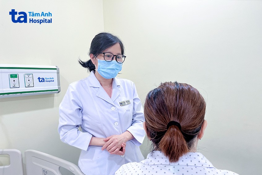 Bác sĩ Bình căn dặn bệnh nhân chế độ ăn uống, sinh hoạt sau xuất viện