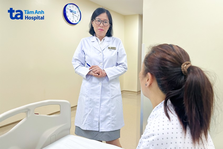 Bác sĩ Bình căn dặn bệnh nhân theo dõi huyết áp thường xuyên để ngăn biến chứng