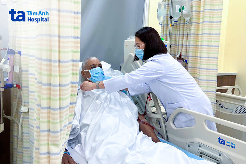 bác sĩ chăm sóc bệnh nhân
