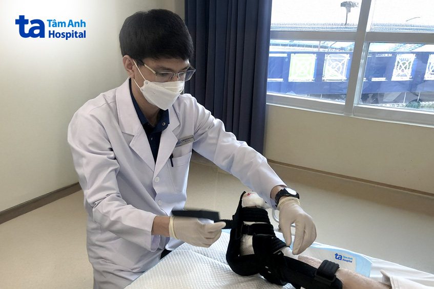 bác sĩ chăm sóc vết thương biến chứng bàn chân