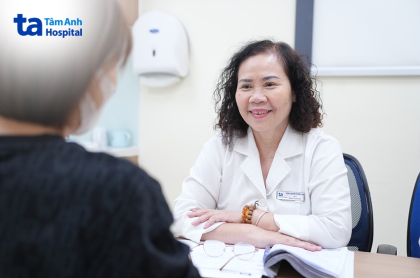 Bác sĩ chẩn đoán bệnh xương khớp