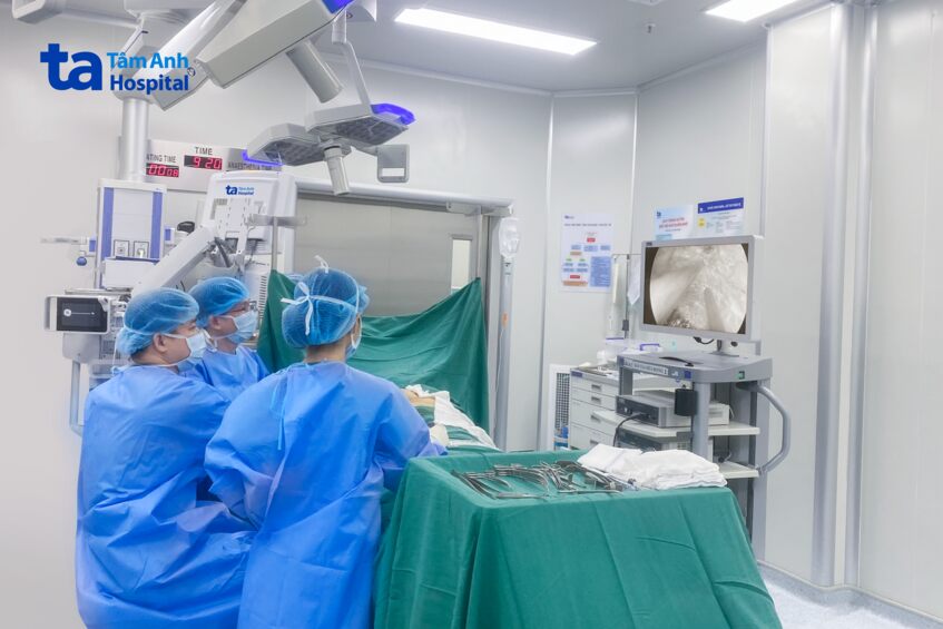 bác sĩ cùng ekip đang phẫu thuật cắt vú