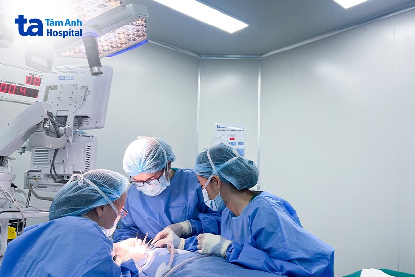 bác sĩ đang cắt khối u