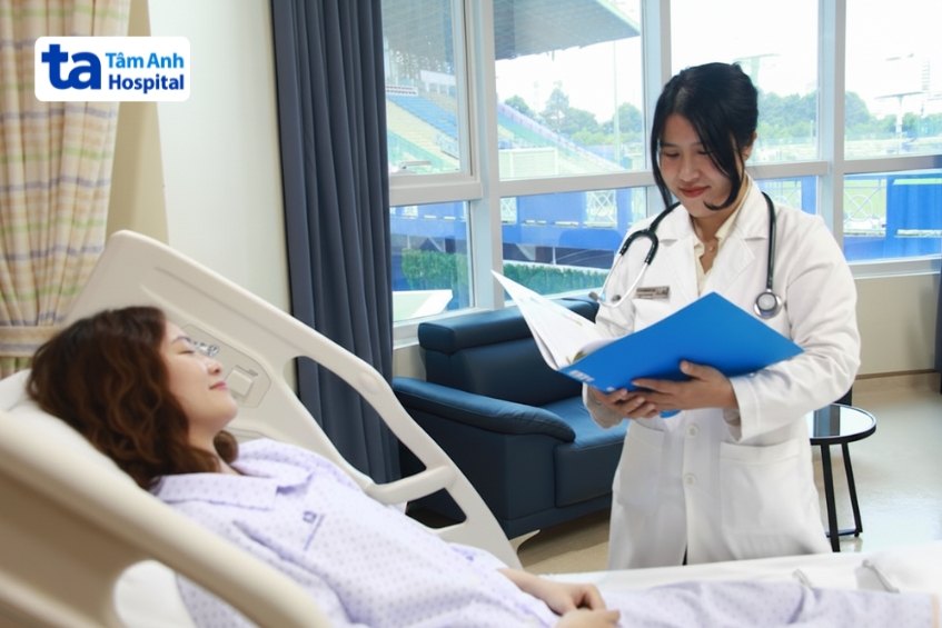 bác sĩ đang giải thích phác đồ điều trị cho người bệnh