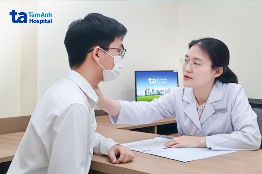 bác sĩ đang kiểm tra tuyến giáp của phong