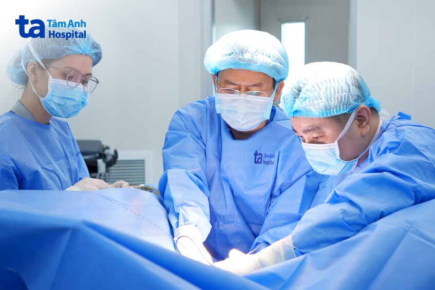 bác sĩ đang nội soi cắt u bàng quang