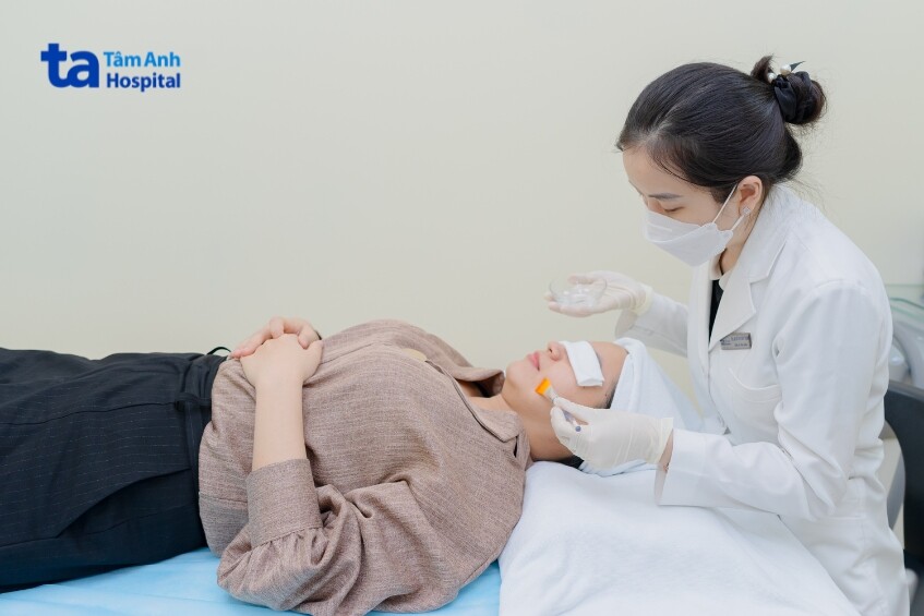 bác sĩ đang peel cho khách hàng