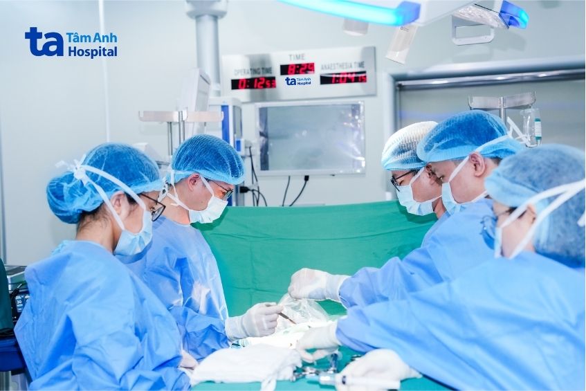 bác sĩ đang phẫu thuật cho bệnh nhân