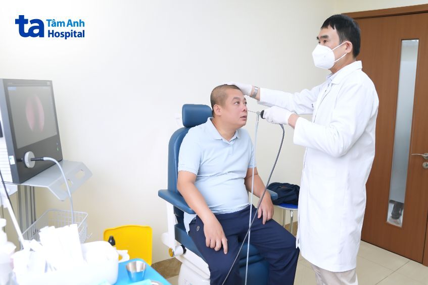 bác sĩ đang thăm khám