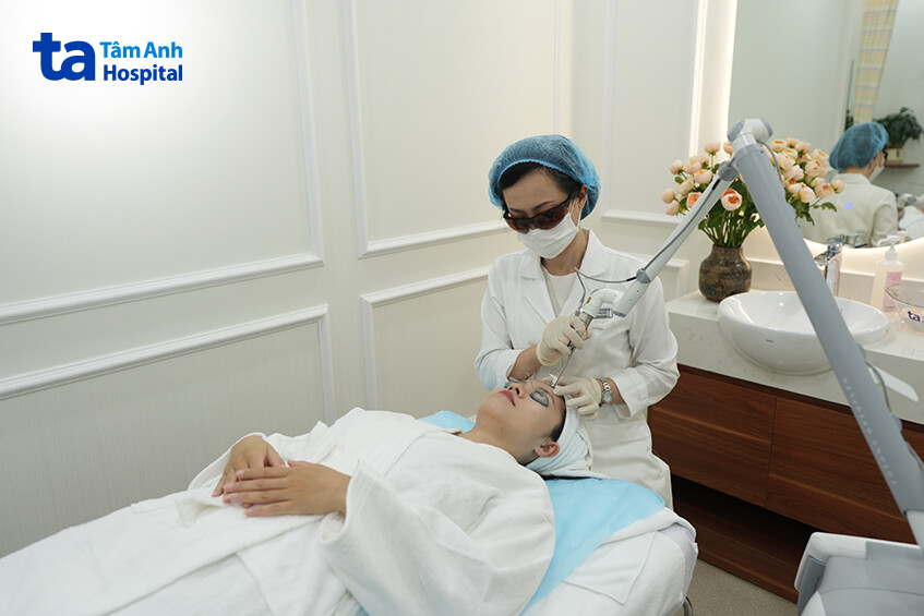 Phòng Khám Da Liễu Hà Nội Nào Tốt Và Uy Tín? Chi Phí Minh Bạch? Bác Sĩ Đang Thực Hiện Liệu Trình Làm Đẹp Cho Khách Hàng