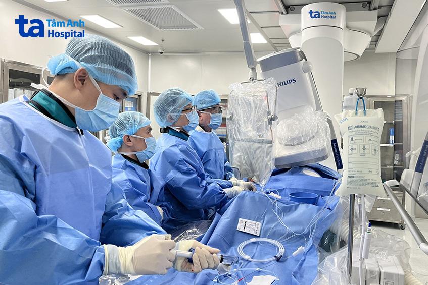 Bác sĩ đặt stent mở rộng mạch máu tim tắc hẹp cho bệnh nhân