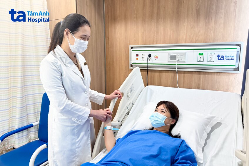 bác sĩ đến thăm người bệnh sau mổ