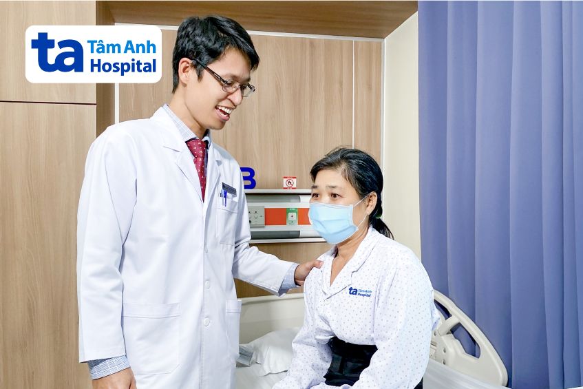 bác sĩ duận giải thích tình trạng cho bà pha