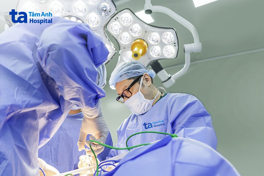 bác sĩ đức cùng êkip tiến hành ca mổ cắt u sau phúc mạc