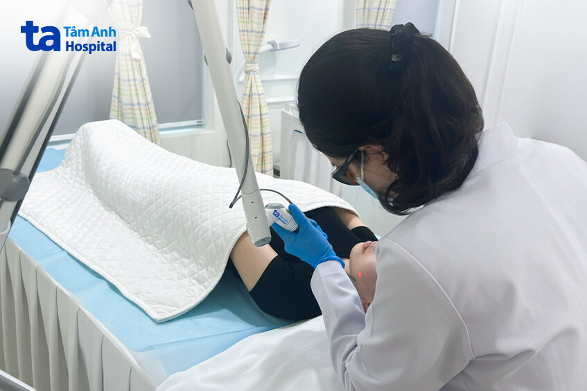 bác sĩ dùng laser khắc phục tình trạng bệnh