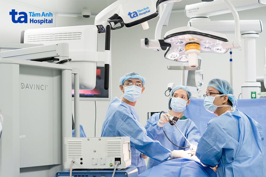 bác sĩ dùng robot da vinci chữa ung thư