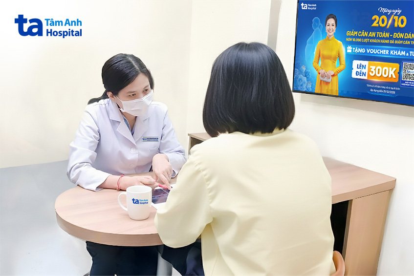 bác sĩ giải thích tình trạng suy giáp cho bệnh nhân