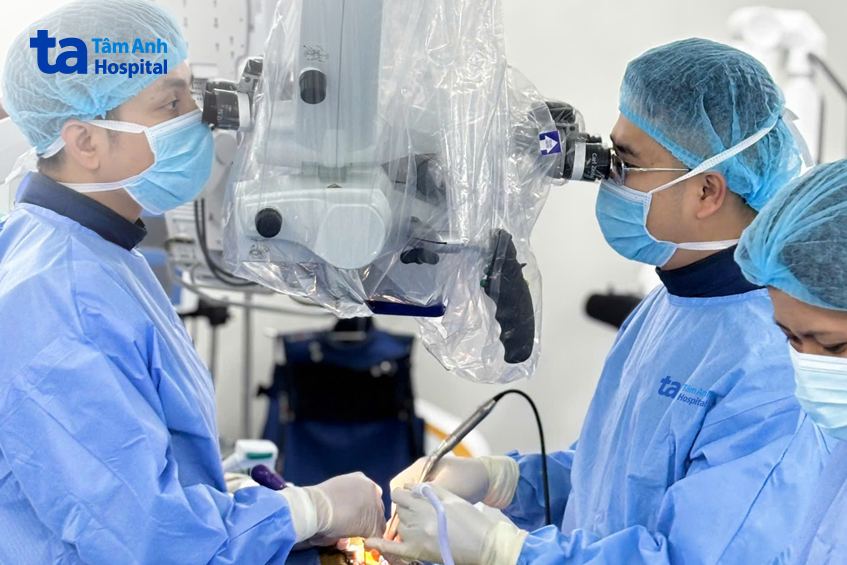 bác sĩ hà cùng ekip phẫu thuật cho bệnh nhân