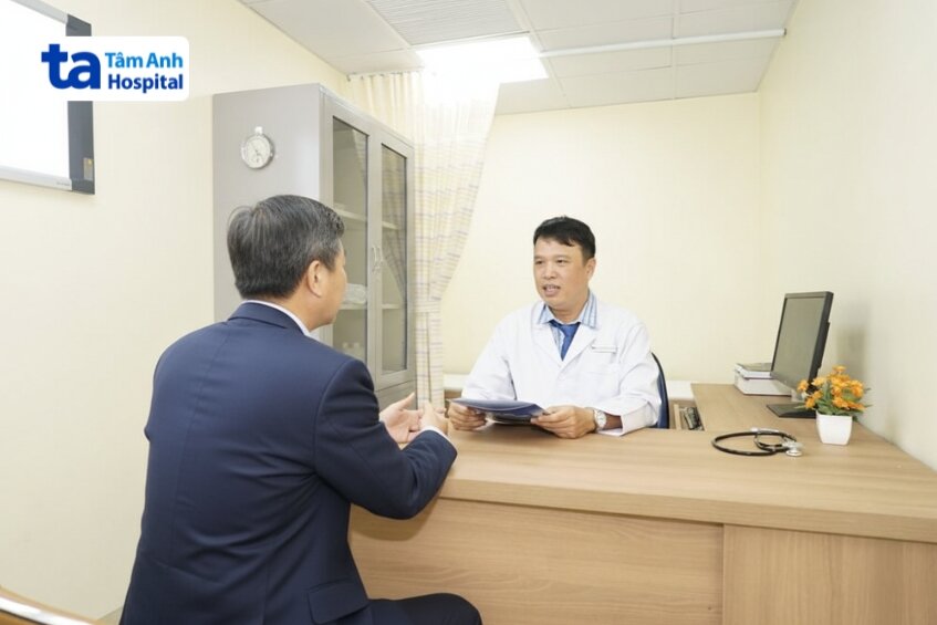 bác sĩ hiển trao đổi với người bệnh