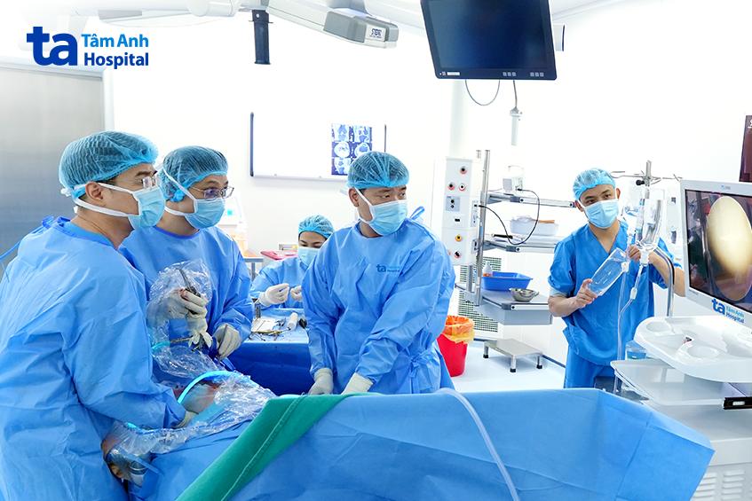 bác sĩ hiếu phẫu thuật cho bệnh nhân