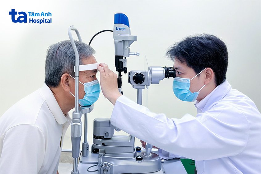 bác sĩ huy khám mắt cho ông sang