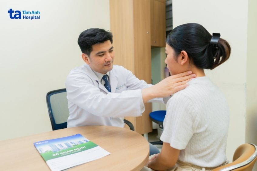 bác sĩ khám khối u cho bệnh nhân