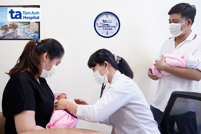 bác sĩ khám trước tiêm kháng thể đơn dòng cho trẻ sơ sinh