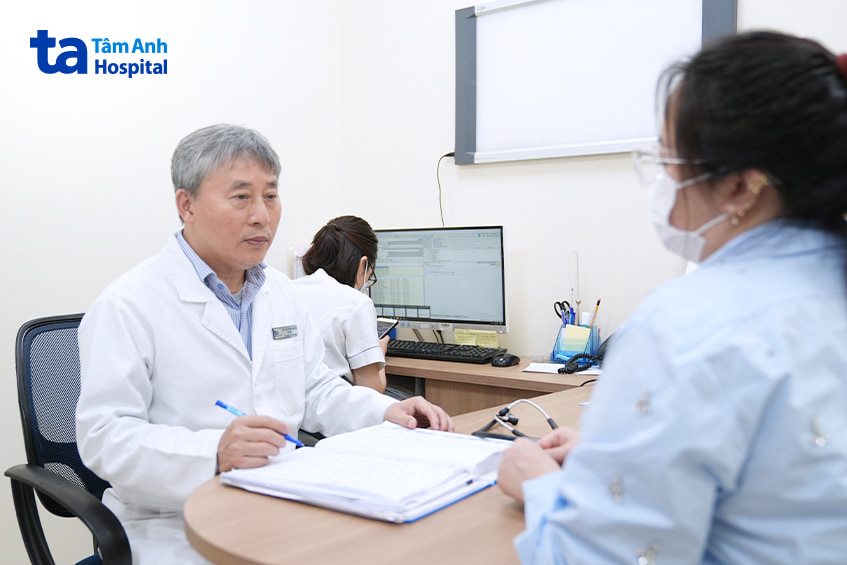 Bác sĩ trao đổi với bệnh nhân tại phòng khám chuyên khoa tuyến giáp ở bệnh viện Tâm Anh Hà Nội