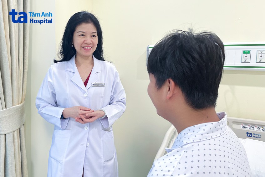 Bác sĩ Kiều hướng dẫn bệnh nhân chế độ ăn uống, sinh hoạt sau khi xuất viện