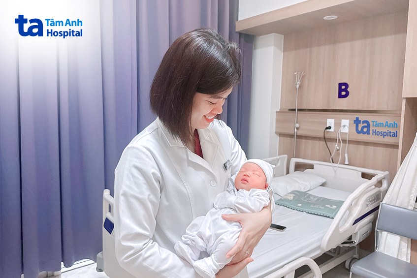 Bác sĩ Nguyễn Lệ Thủy thăm mẹ con chị Hải sau sinh