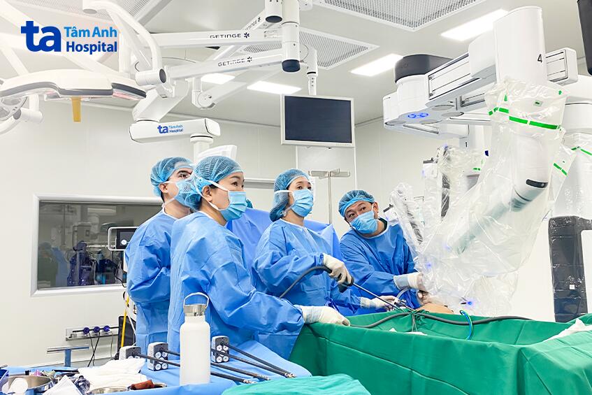 bác sĩ liên cùng đội ngũ thực hiện ca phẫu thuật